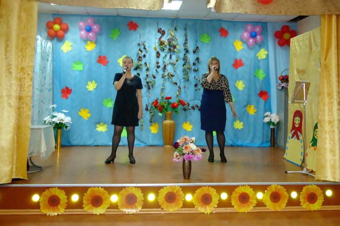 Украшение сцены ко Дню пожилого человека