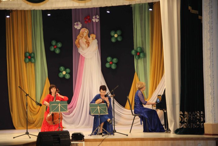 Украсить сцену ко Дню матери в доме культуры