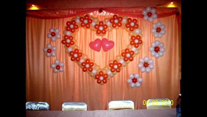 Украшение сцены ко Дню матери шарами