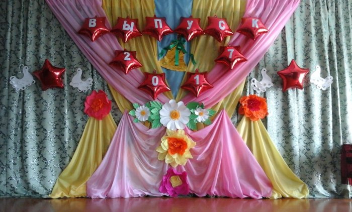 Украшение сцены в детском саду