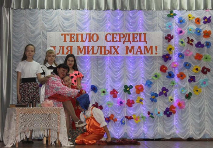 Украшение сцены ко Дню матери в ДК