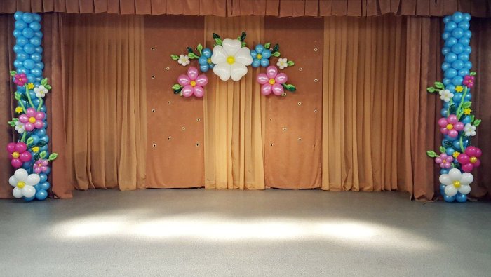 Украшение сцены шарами ко Дню учителя