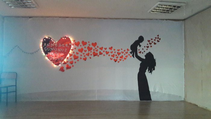 Украшение на день матери в школе