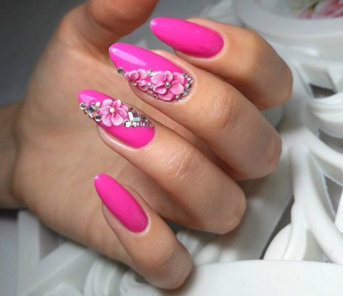 Яркий маникюр в розовых тонах