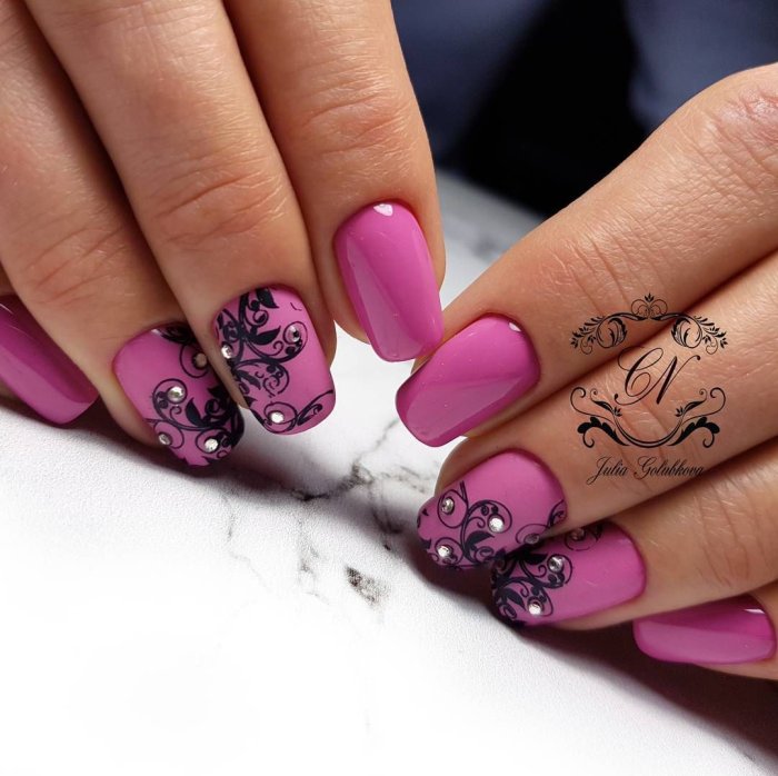 Ярко розовый маникюр с вензелями