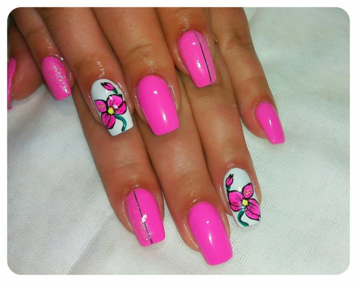 Яркий розовый маникюр