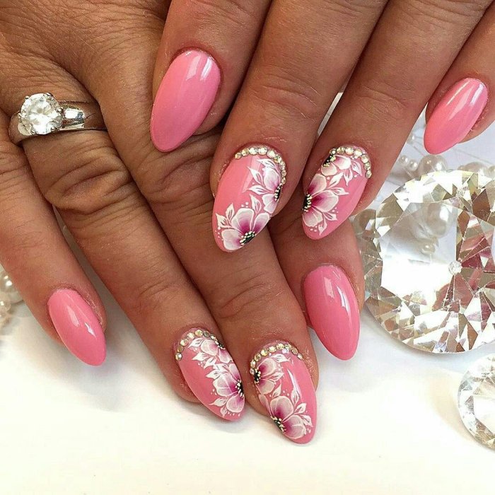 Маникюр розовый с цветами