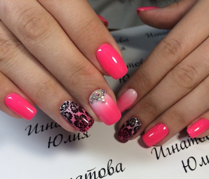 Яркий маникюр со стразами