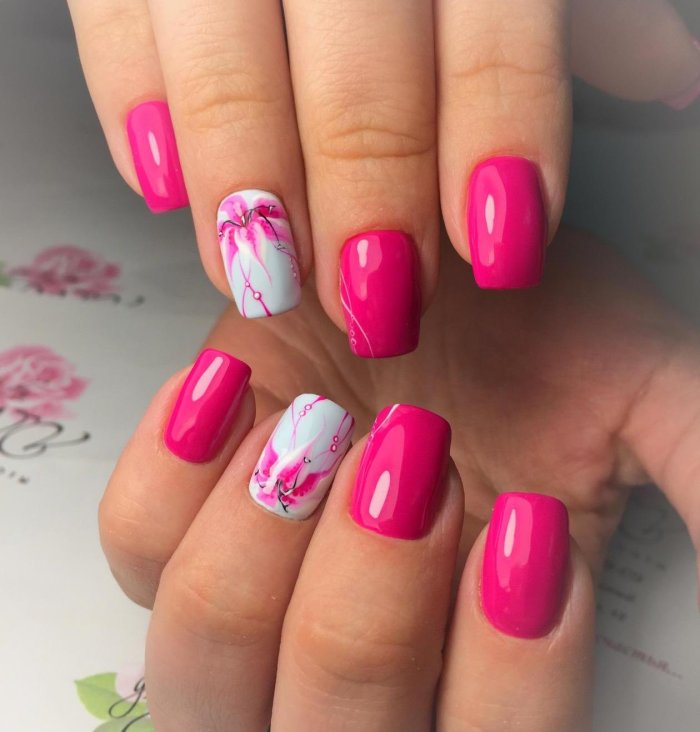 Яркий розовый маникюр