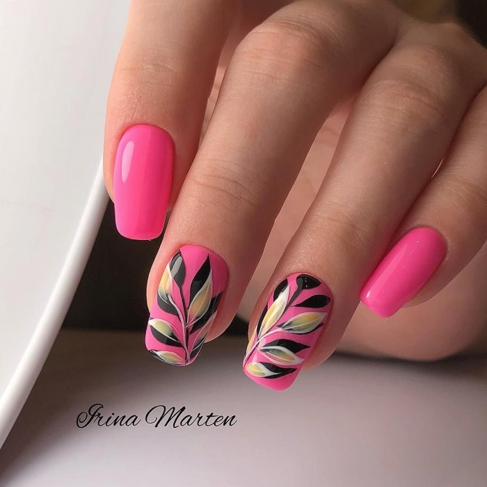 Розовые ногти с веточкой