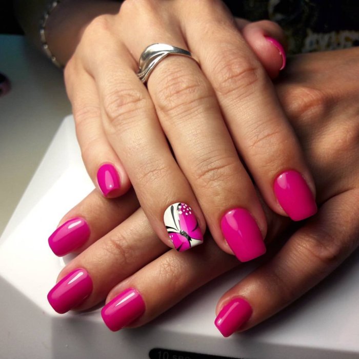 Красивый розовый маникюр