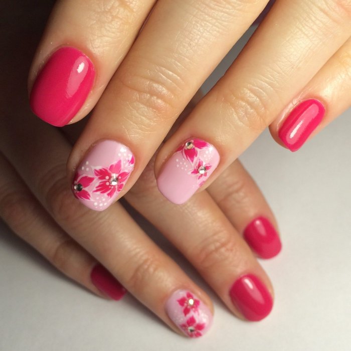 Маникюр розовый с цветочками