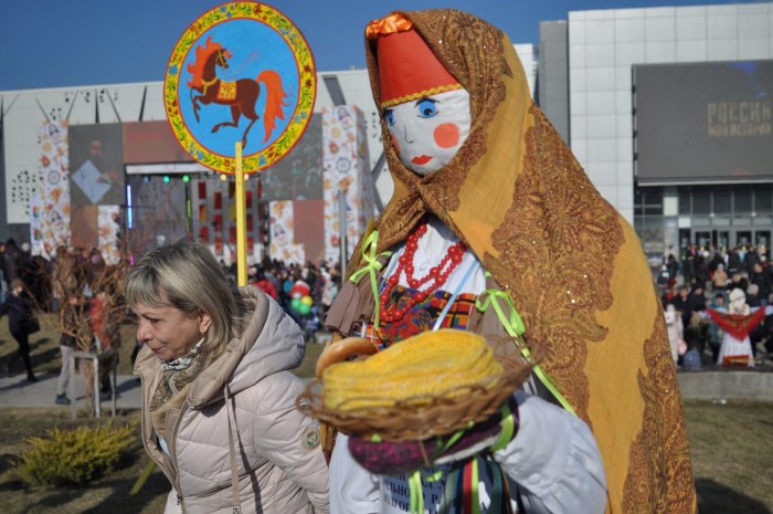 Робот блинопек в Москве на Масленицу 2016
