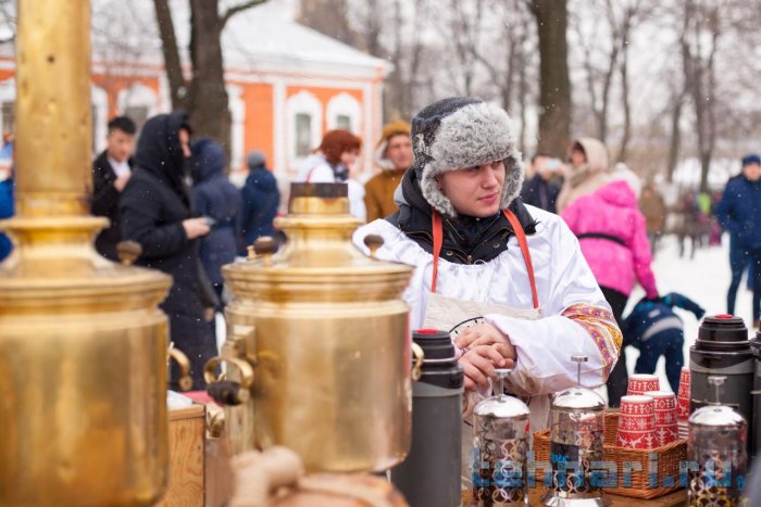 Украшение двора на Масленицу