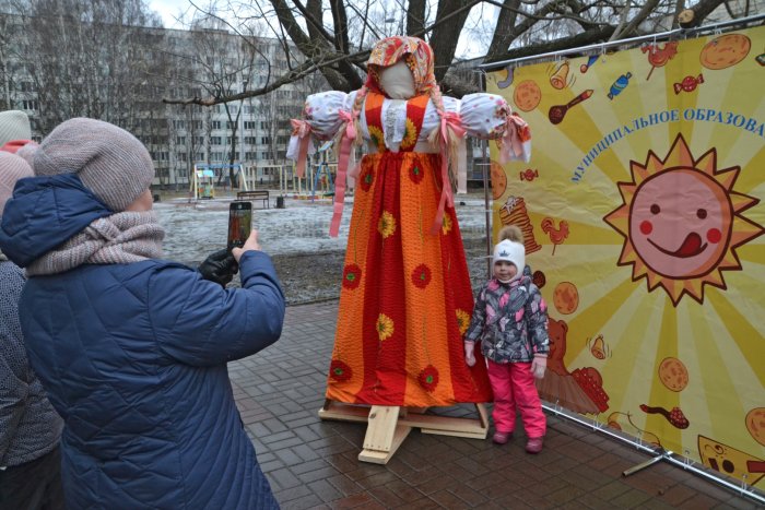 Солома на улице в Масленицу