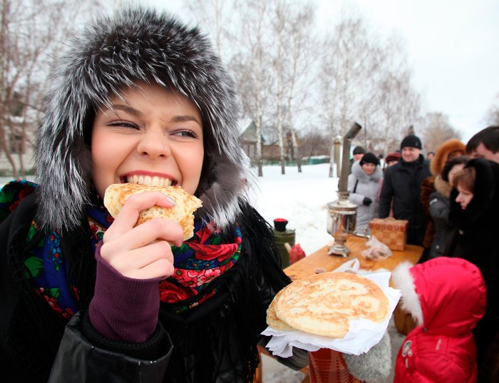 Люди едят блины на Масленицу (57 фото)