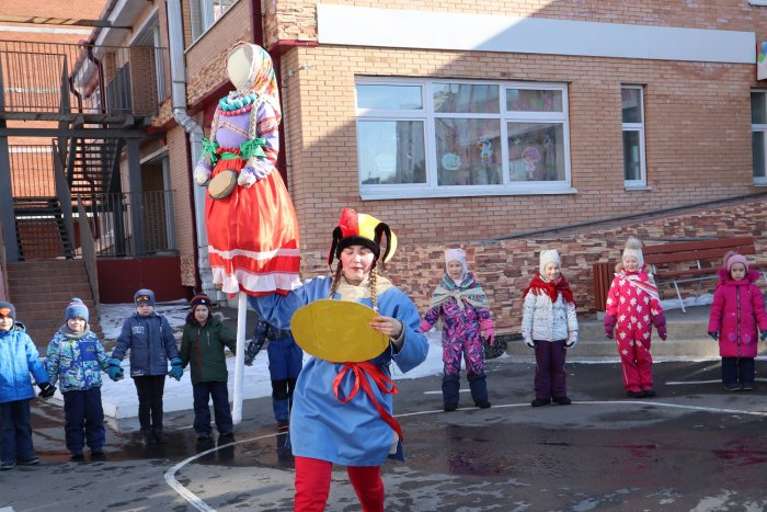 Дети в садике на Масленицу