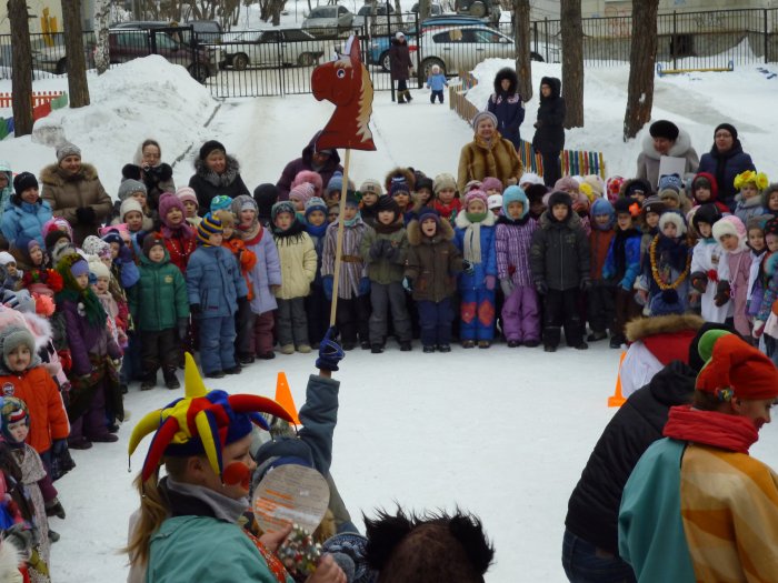 Дети в садике на Масленицу