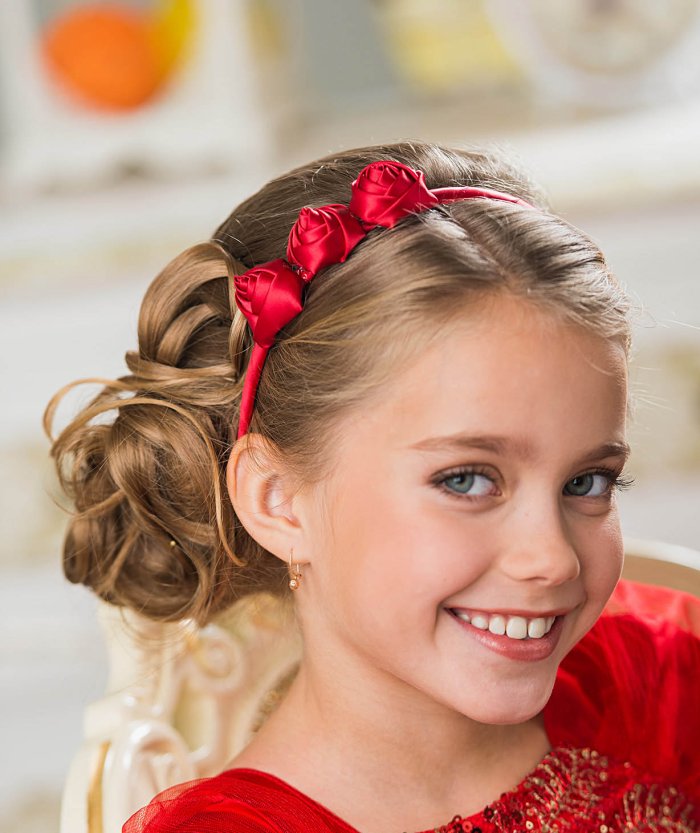 Красивые причёски для девочек на выпускной в детском саду