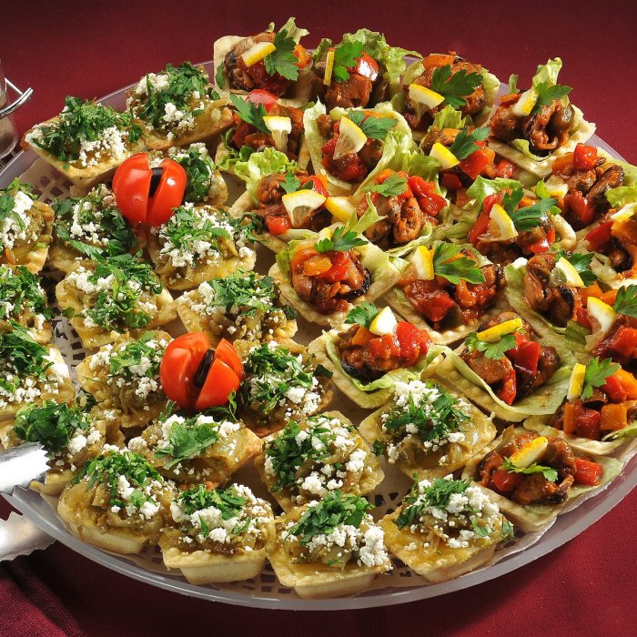 Канапе с вялеными помидорами на шпажках