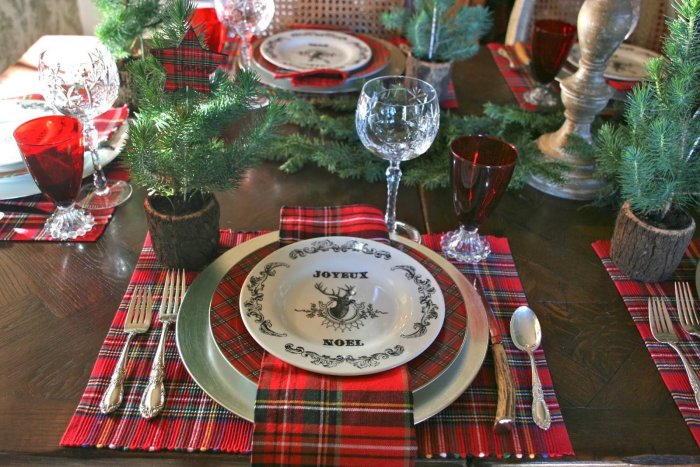 Накрытый новогодний стол