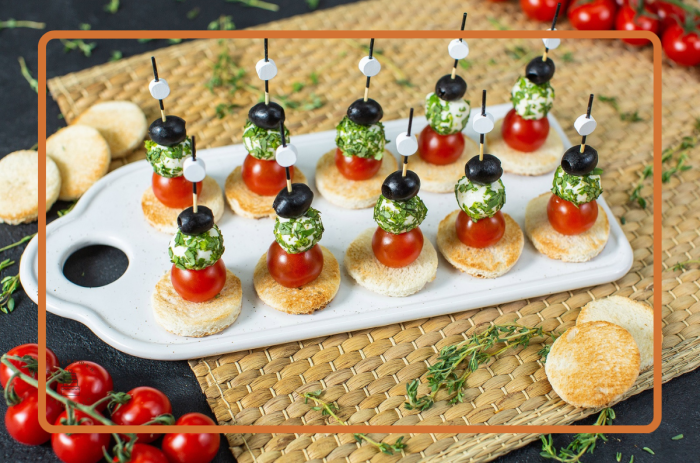 Канапе с перепелиными яйцами на шпажках