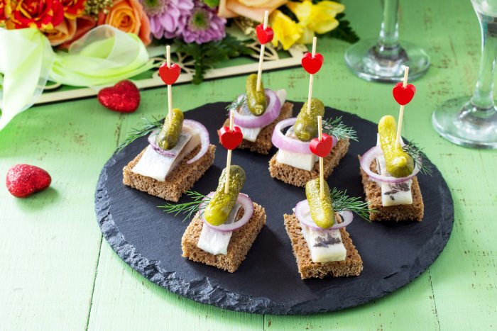 Канапе на шпажках на пра
