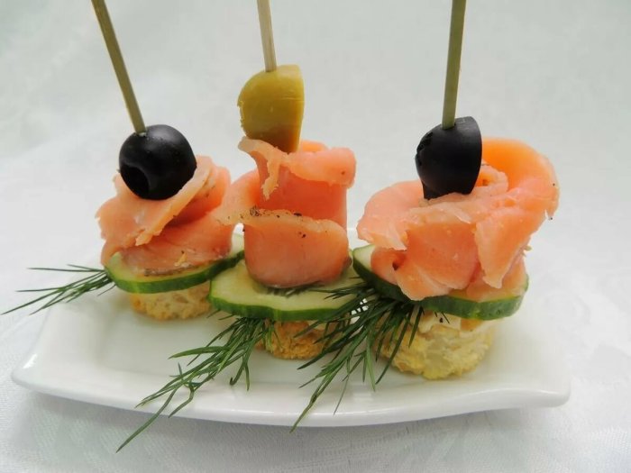 Канапе с икрой и севрюгой