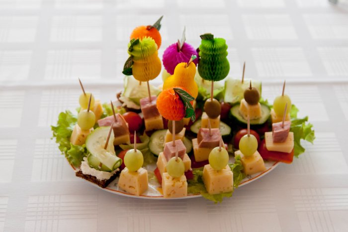 Нарезка фруктов на шпажках