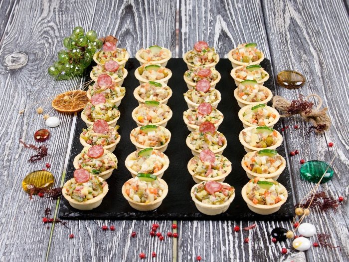 Канапе на шпажках с фетаксой