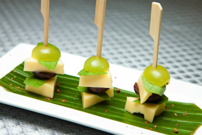 Канапе с колбасой