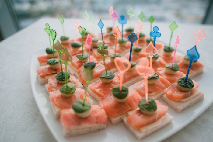 Канапе из колбасы и сыра