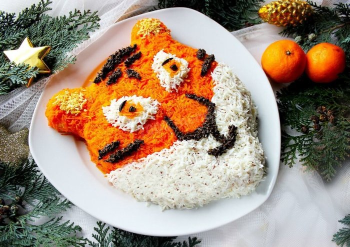 Блюдо украшенное