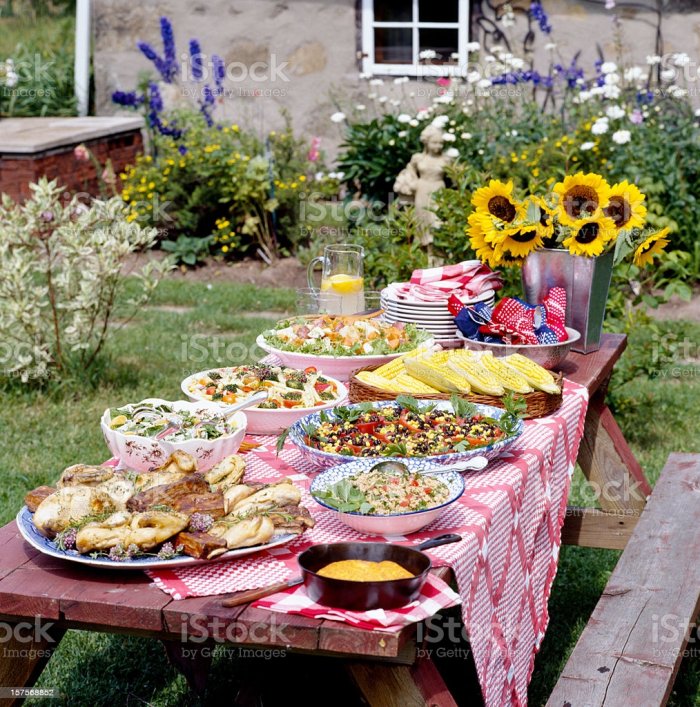 Праздничный стол на даче