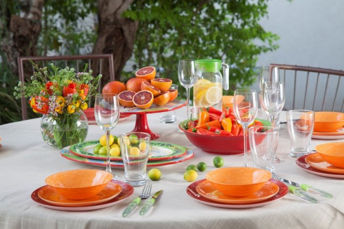 Сервировка прозрачного стола