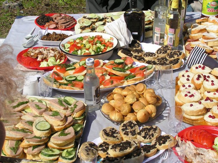 Праздничный стол на природе