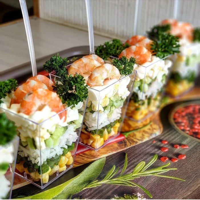 Сервировка праздничного стола на природе