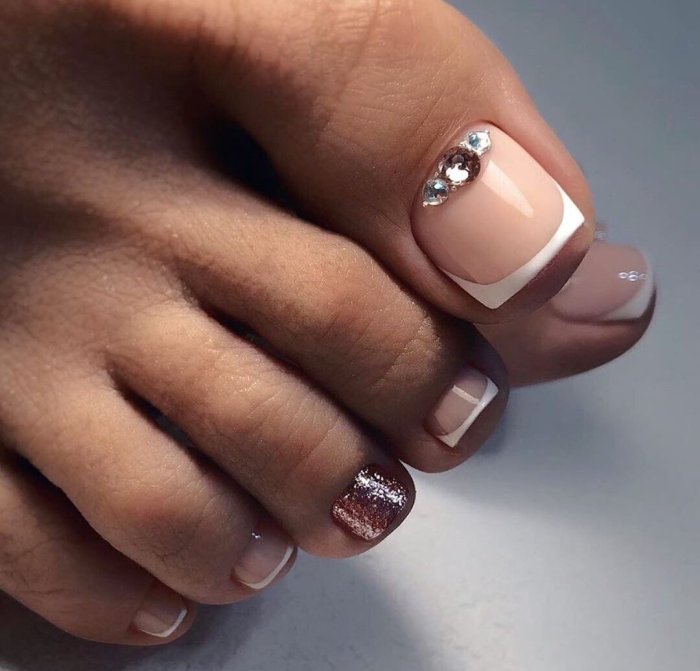 Педикюр зеленый