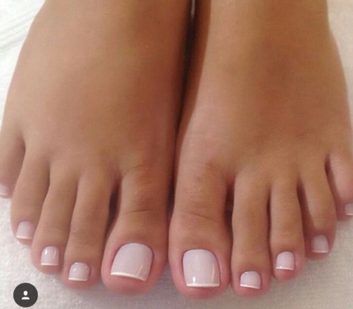 Белый педикюр