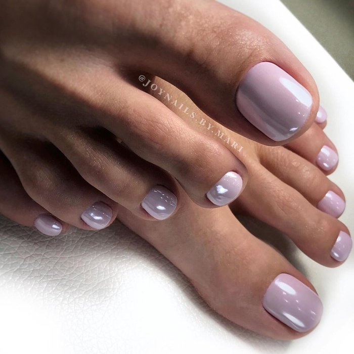 Маникюр и педикюр в одном стиле летний белый