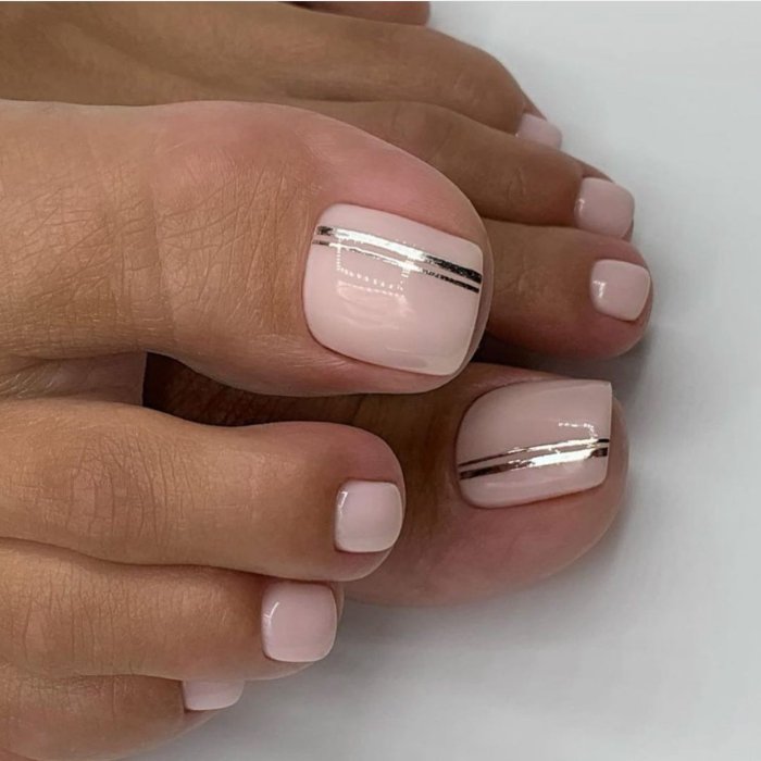 Нежный педикюр