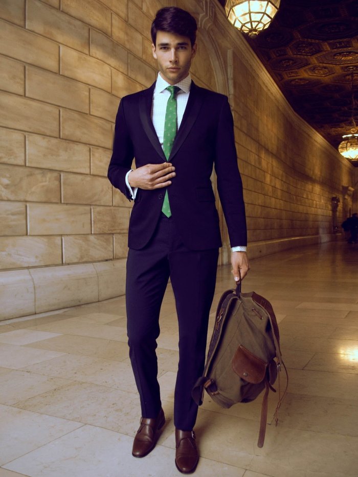 Парень в костюме