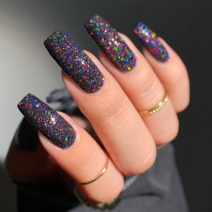 Синий блестящий маникюр на длинные ногти