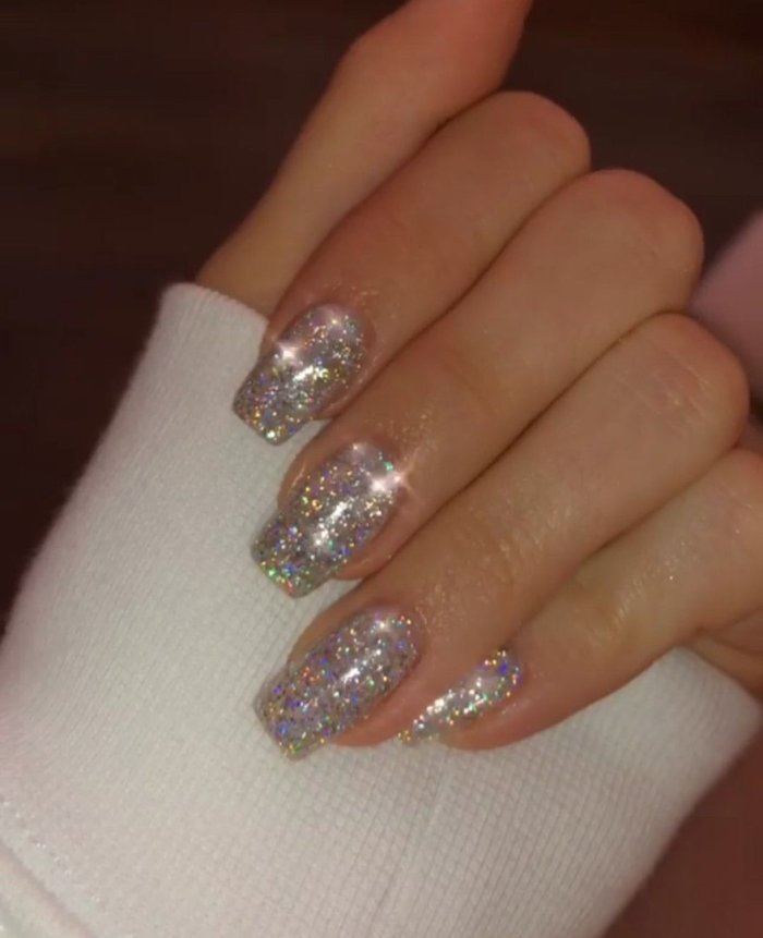 Красивый маникюр с блестками