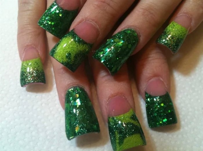 Ногти зелёные с блестками