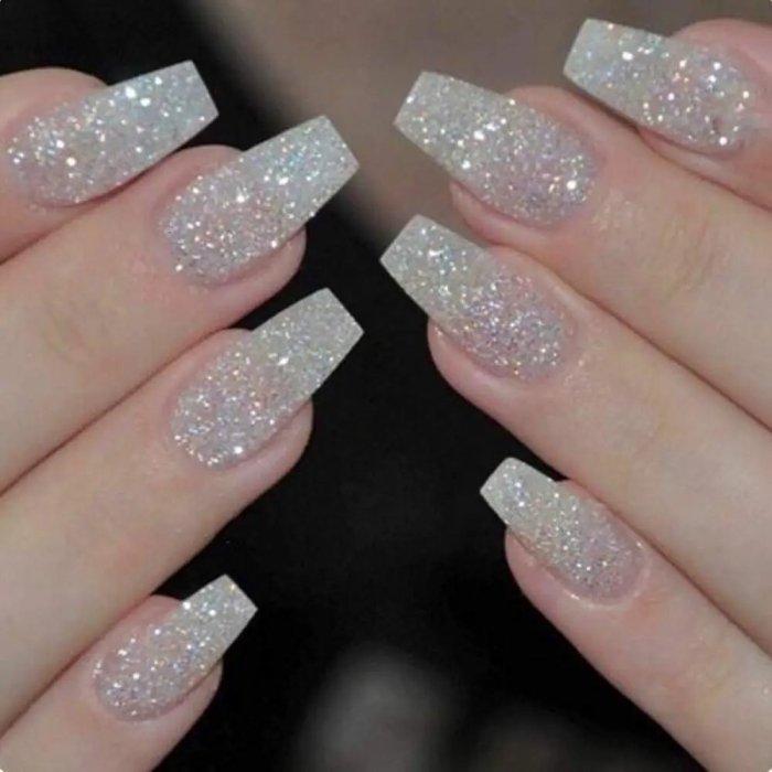 Белые блестящие ногти