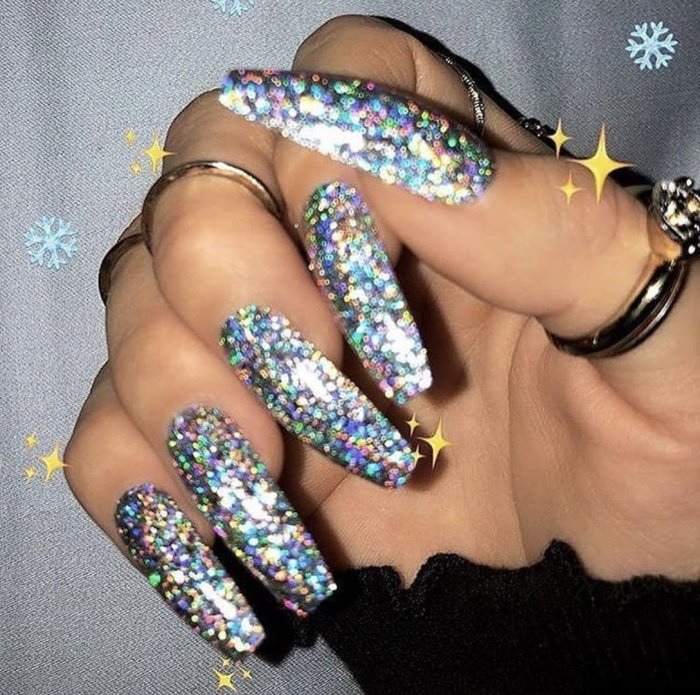 Яркие ногти с блестками