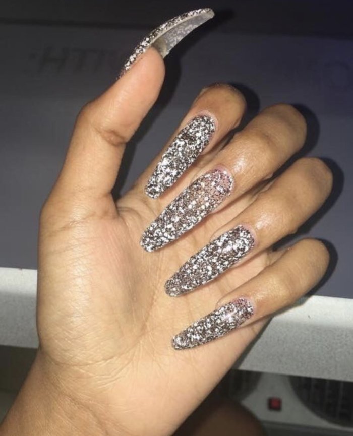 Длинные ногти с блестками