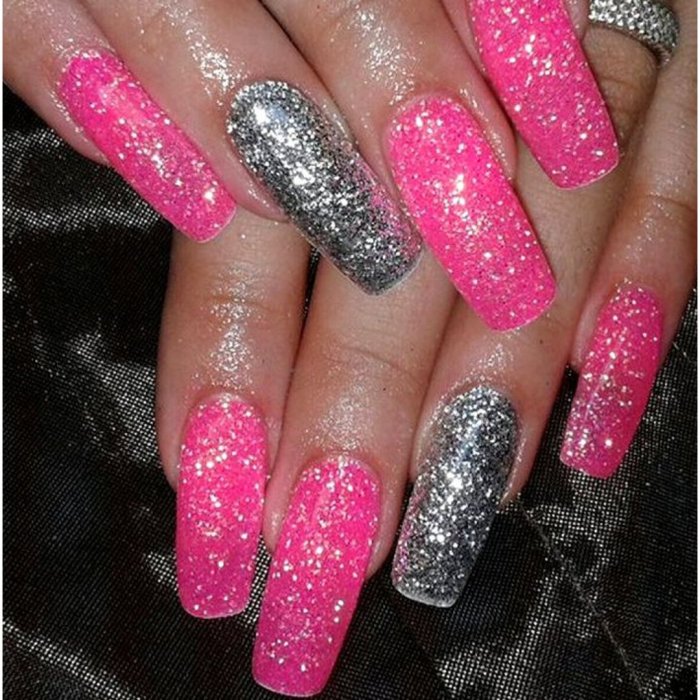 Розовые ногти с блестками