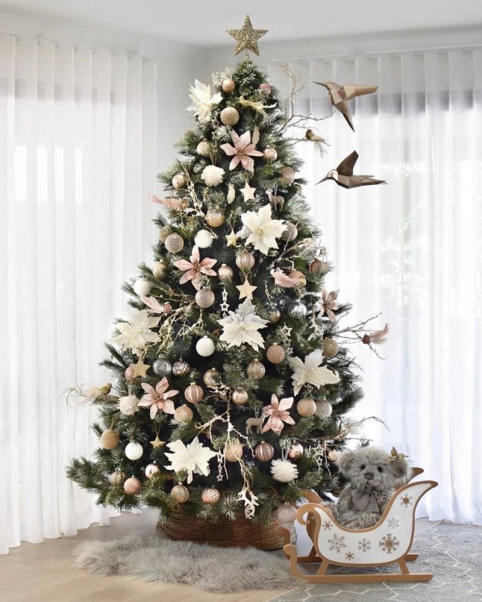 Современное украшение елки